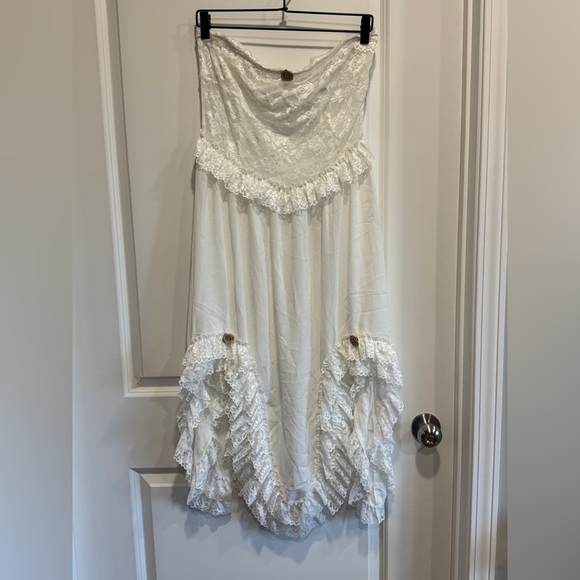 Elegant Lace Strapless Dress - Picture 6 of 15